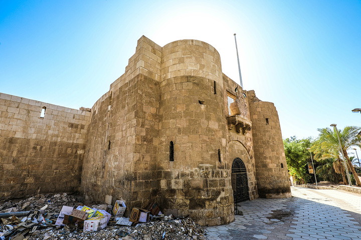 "亚喀巴的地标是亚喀巴城堡但是在维修还是不管了我就不知道了，破破烂烂的大门和城墙，大门也紧闭_亚喀巴城堡"的评论图片