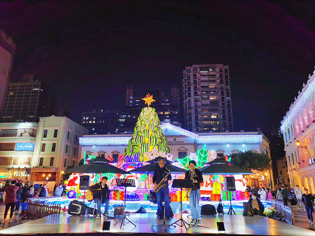 "这里已经张灯结彩了，美丽的圣诞树还有写着“圣诞快乐新年进步”的牌坊装饰着这片美丽的土地_议事亭前地"的评论图片