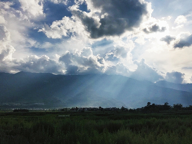 "苍山十九峰，巍峨雄壮，与秀丽的洱海风光形成强烈对比。苍山上还有一种让人惊叹的景色_苍山"的评论图片