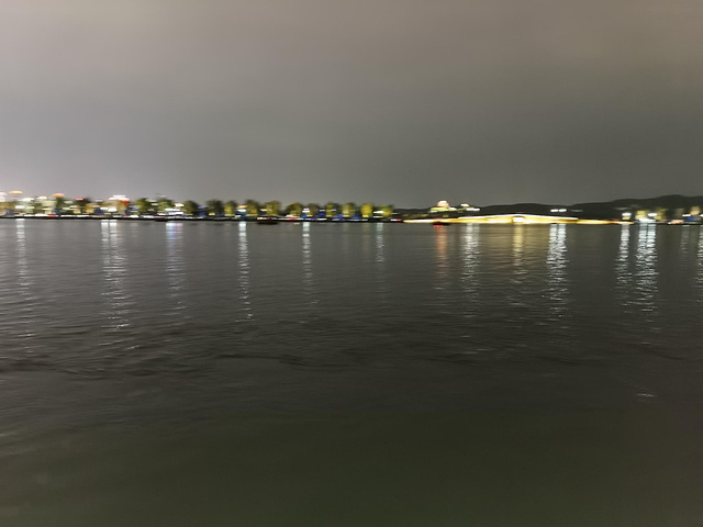"西湖夜景。断桥残雪 西湖十景。杭州西湖的夜晚不错啊。小朋友自己开船。对面是雷峰塔吧_断桥残雪"的评论图片