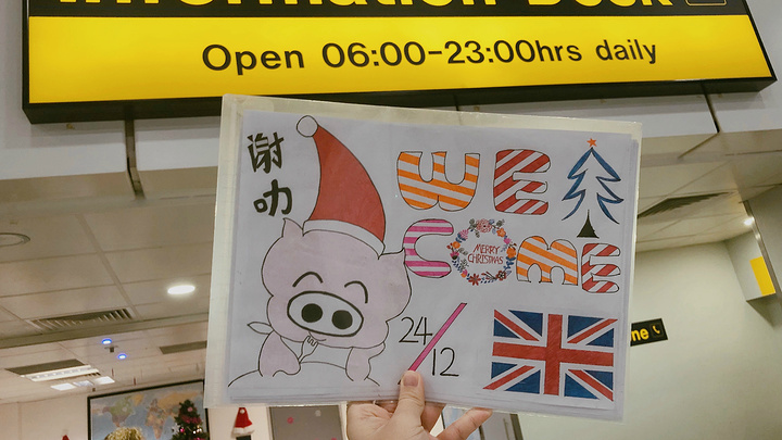 老朱给我手绘的接机牌来自游记英国游记 / 十天九夜五城,赠你一个特别