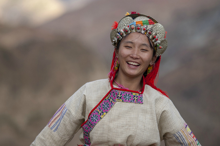 东巴为大家系上象征吉祥幸福平安好运的五彩绳东巴为大家系上象征吉祥