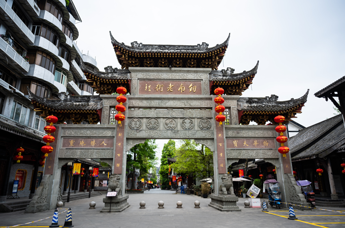 剑南老街古朴而宁静,青砖黛瓦,雕花屋檐,整条街道都是明清风格的建筑.