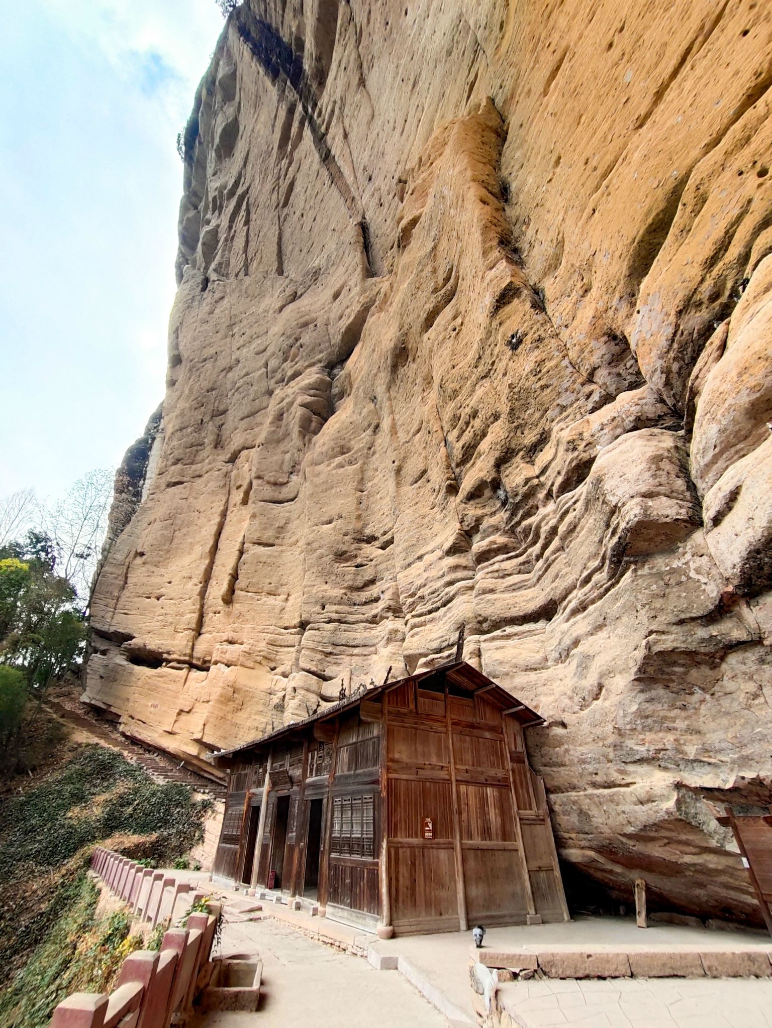 中国独特奇观古崖居古人在洞穴里建空中楼阁上仰悬崖下临深渊真是让人