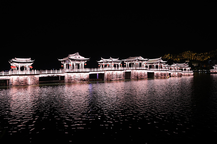 "现在广济桥可是广东省的经典景点之一，傍晚的广济桥，灯光开启，夜景迷人_广济桥"的评论图片