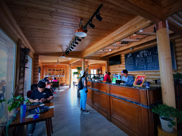 1473咖啡馆所在的山脊,是北京延庆与河北赤城的分界山脉.