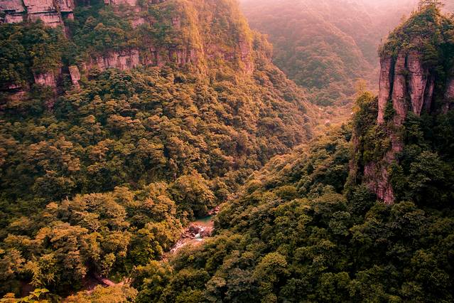 群山之心·夹缝岩