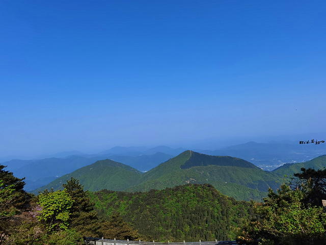 "高空下的风景真不赖。将近十二点我们在九华山开始观光车上山，因为不塞车，比计划的提前一小时上山，完美_九华山"的评论图片