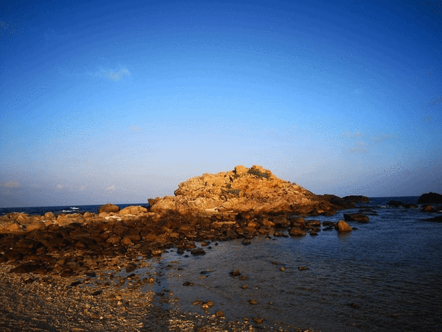 "情人岛的景色是蜈支洲最美的地方（自我感觉）这里视野很开阔，海浪声很大，这会夕阳快要落山了，坐在..._蜈支洲岛"的评论图片