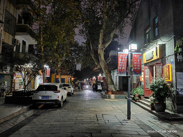 "昙华林是在全国都很有名气的一条历史文化街区。昙华林是一条偏离闹市的街区，但是它又是一处风水宝地_昙华林"的评论图片