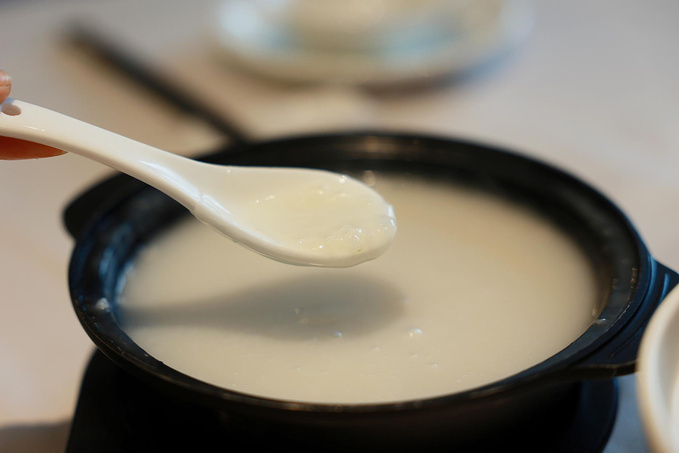 明火御米白粥,清淡的白粥特别养胃,如果早上胃口比较小的话,建议来一