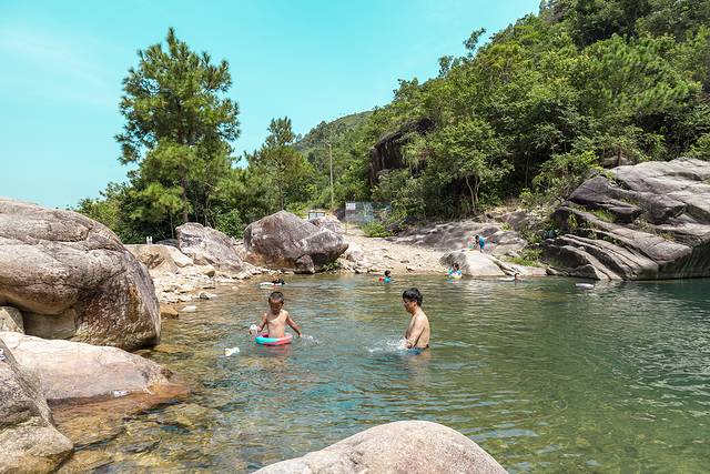 连心谷(爱心潭)