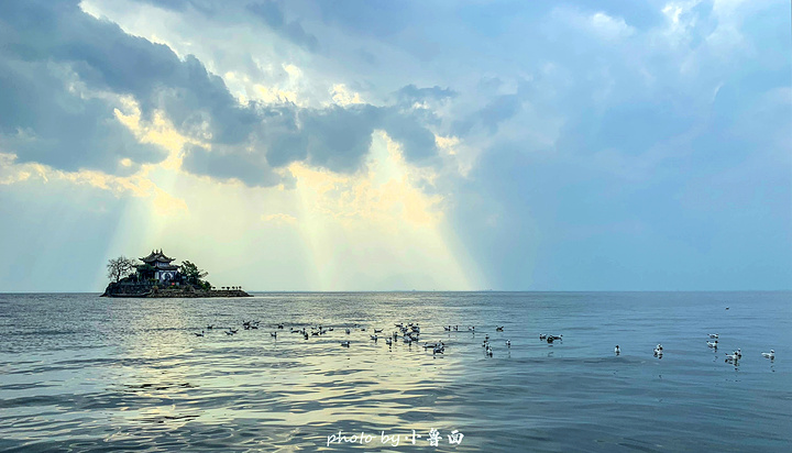 "小普陀就位于 挖色镇 的海印村，在距离岸边大约二十多米的湖中。小普陀是一个很小的小岛，始建于明代，1_小普陀"的评论图片