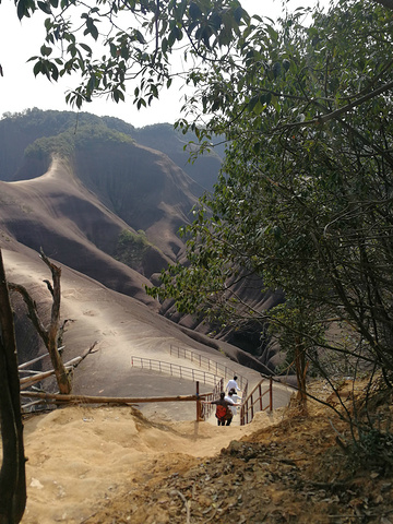 "高椅岭是一个绝对值得一去再去的好地方，经典的丹霞地貌，山水犬牙交错，奇形怪状，不是鬼斧神工，而..._高椅岭旅游区"的评论图片