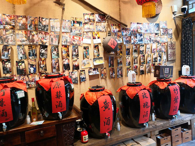 老爷爷介绍说这些都是自家酿造的纯手工,醋的种类也真是多呀,有蜂蜜味