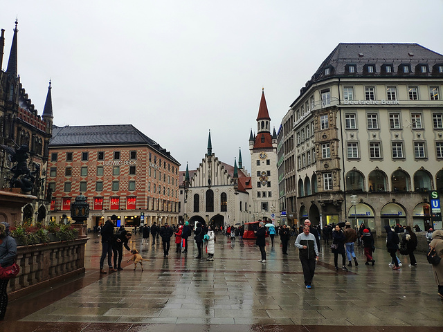 "马丽恩广场又名玛利亚广场，位于慕尼黑市中心。马丽恩广场上有许多古典建筑，广场中间是圣母玛利亚的雕像_玛利亚广场"的评论图片