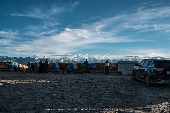 "珠峰国家公园的大门建的非常大气，连地上的此生必驾318的图案都是彩色的，网红理塘都没有的待遇，..._加乌拉山"的评论图片