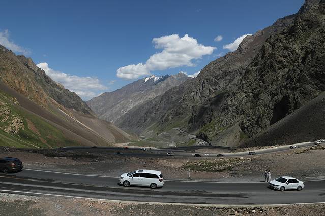 独库公路纪念碑