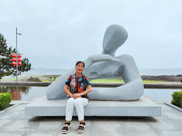 "青岛雕塑园坐落于青岛市东部新区黄海滨畔，由室内雕塑艺术馆和室外雕塑公园两部分组成，总规划面积8公顷_青岛雕塑园"的评论图片