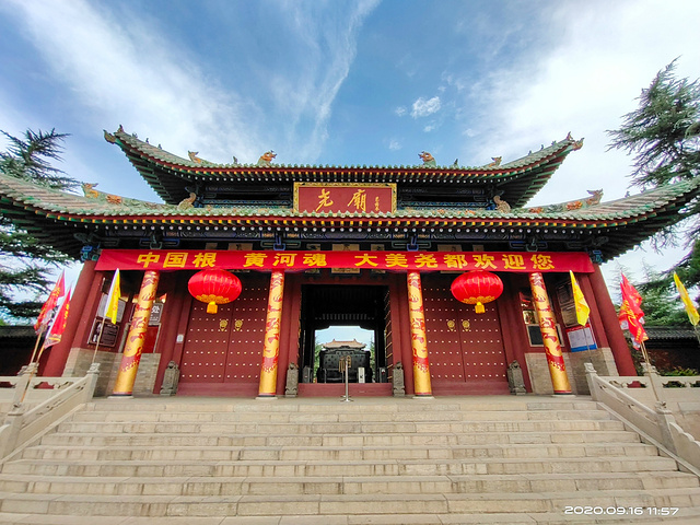 "尧庙位于临汾市华门附近，为山西省重点文物保护单位。尧庙对面这个建筑极像北京天安门_尧庙"的评论图片