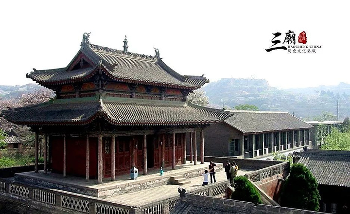 坐着大巴来到我们美丽的韩城金塔公园俯瞰古城全景情不