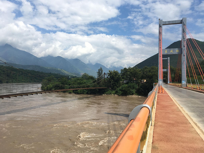 保山市新修建的东风桥保山市东风桥  老桥怒江入口 检查三证修建美丽