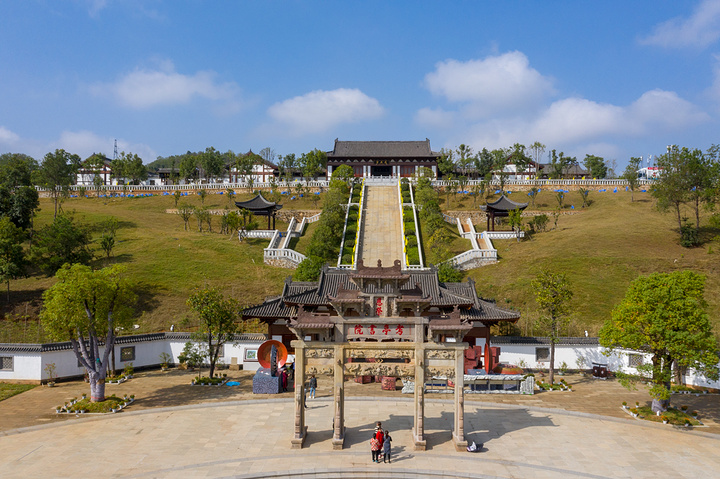 "...考亭书院，背靠青山，三面环水，景色不错，有学堂、食堂、宿舍和操场，居然还有一个跑马场，也是酷了_考亭书院"的评论图片