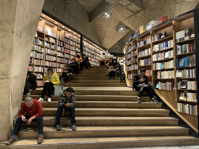 "...7根造型迥异的立柱、铺满行星轨迹的地面，把书店打造成了一个地下宫殿，已经成为成都必去的文艺胜地_方所书店"的评论图片