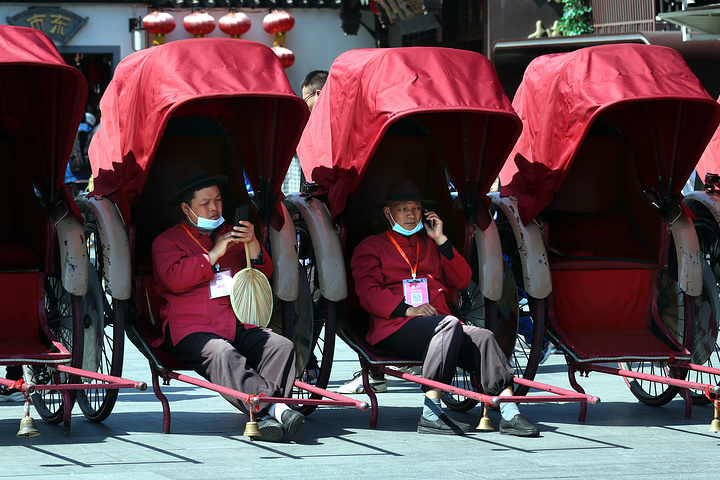 "现在是蜚声中外的旅游胜地，也是中国最大的传统古街市。 街上车水马龙，绿树成荫。 似什么？ 美食_夫子庙"的评论图片