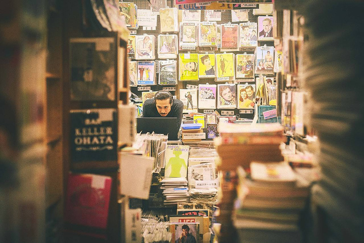 "神保町书店区是世界上最大的旧书店街，从1880年营业至今，用波澜不惊的姿态坚守书香的温度，似乎..._神保町书店区"的评论图片