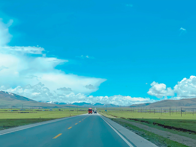 "...西宁这一段公路，是国道109的一部分，沿途的景观主要以连绵的雪山、荒凉辽阔的草原为主，风景绝美_青藏公路"的评论图片