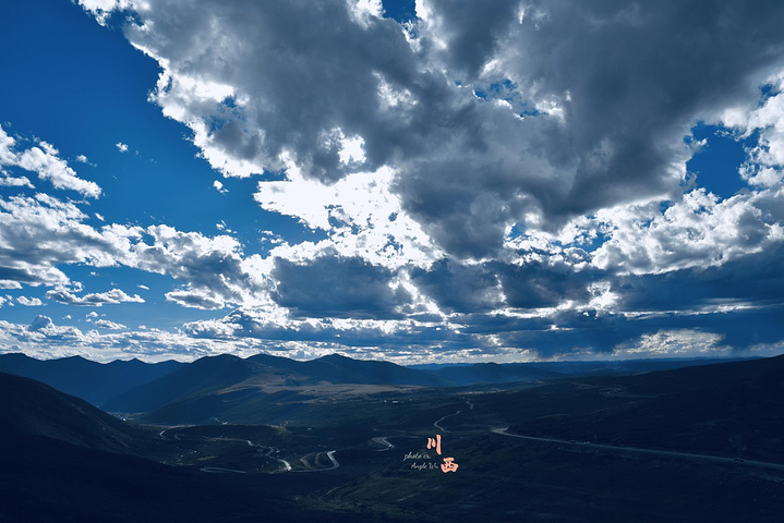 "不期而遇的震撼总让人记忆深刻，山巅给不了的美景，也许在半山腰就能遇见。我和小伙伴们激动地跳起来_折多山"的评论图片