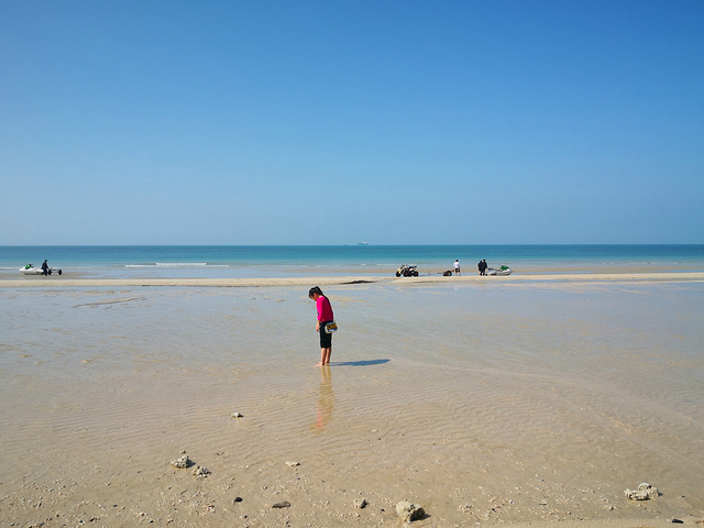 石螺口海滩位于涠洲岛西部海岸,这里海水清澈,海底有许多珊瑚,沙滩