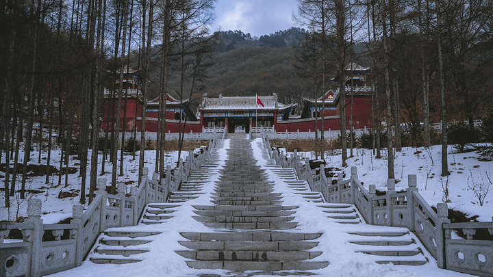 "但是即便是冰天雪地里，寒冬之下，这样的信仰却永远在延续，不禁赞叹中华建筑设计的唯美与神圣_铁刹山"的评论图片