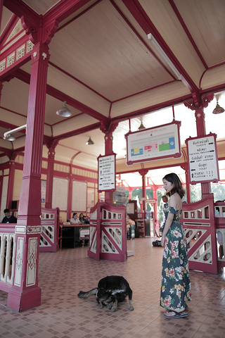 "华欣火车站目前仍旧运营，不过现在更多的游客把这里当作一个旅游景点。【华欣火车站】门口的小火车_华欣火车站"的评论图片