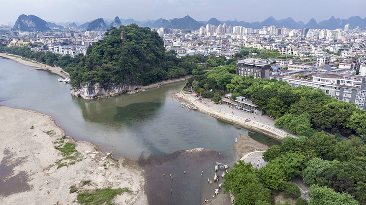 在桂林象山景區買好票之後下臺階走到江邊即算是進入了景區範圍如果不