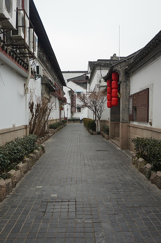 "乌衣巷是南京夫子庙区域内的一条小巷子，因为一首古诗而闻名，不过这条巷子很短，只有一个纪念馆还可..._乌衣巷"的评论图片