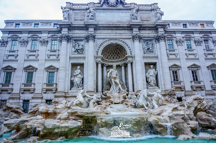 "罗马广场多、喷泉多，而在散落全城，大大小小的喷泉之中，许愿池无疑是最有名的一座。实在是。看看这人气_特莱维喷泉"的评论图片