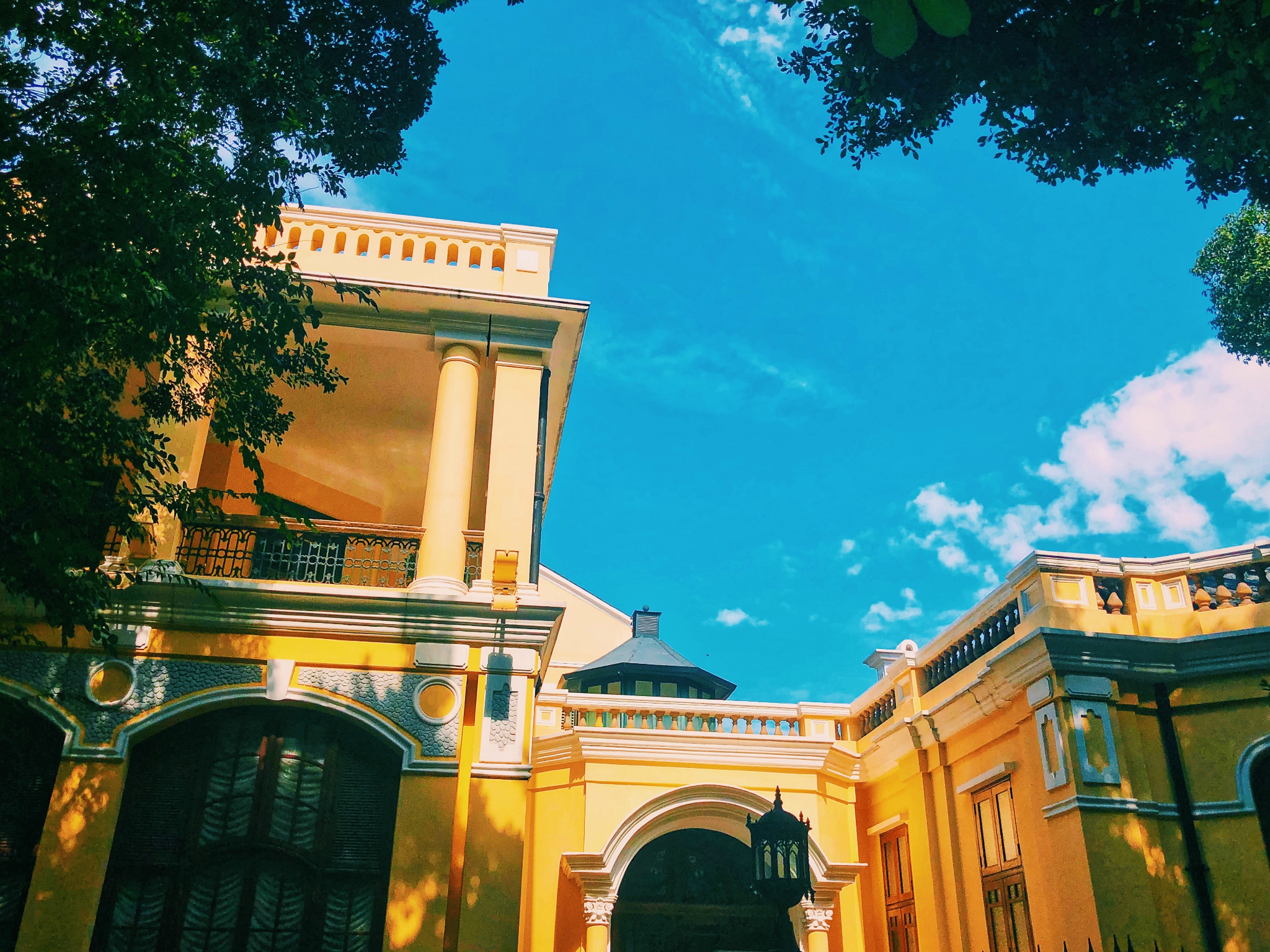 沙面一栋栋欧陆风情的建筑变成了这里独特的风景线黄白色点缀的建筑