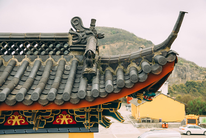 佛庙的建筑一般都是这样的跷脚式,这里蕴藏着很多中国古建筑