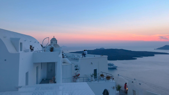 "上了邮轮之后天开始慢慢亮起来了，就是这张蓝色和粉色，肉眼看到的颜色更美，在希腊看的第一个日出_爱琴海"的评论图片