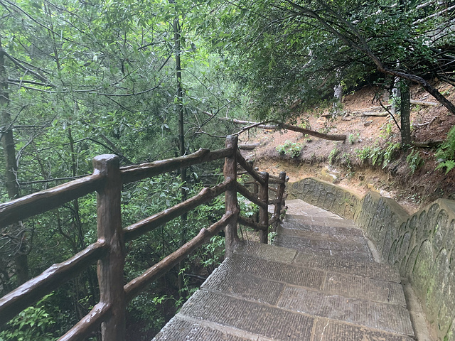 "景色在雨停的那几分钟还是非常美的。这里是张家界风景一绝，是大自然的一个奇迹。四周悬崖绝壁，水滴飞溅_袁家界景区"的评论图片