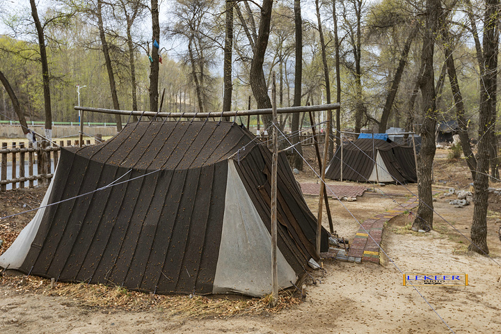 新中国成立以前,与其他游牧民族一样,裕固族主要居住方式是帐篷.