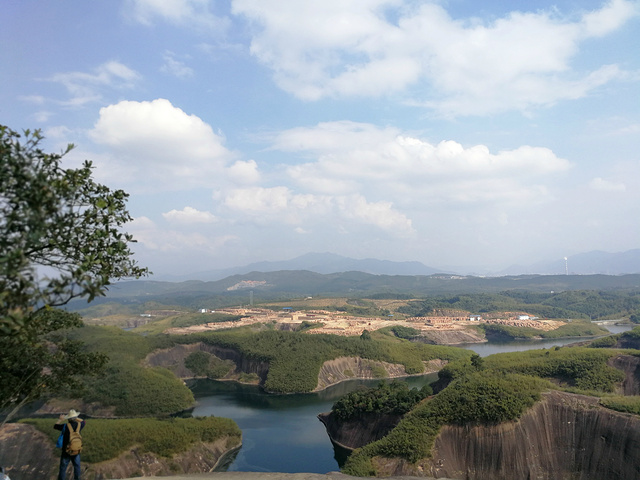 "高椅岭是一个绝对值得一去再去的好地方，经典的丹霞地貌，山水犬牙交错，奇形怪状，不是鬼斧神工，而..._高椅岭旅游区"的评论图片