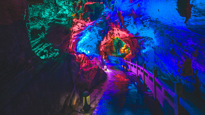 瑰丽奇妙奇梁洞是集山河峡谷险滩绝壁飞瀑丛林田园村落于一洞一个神秘