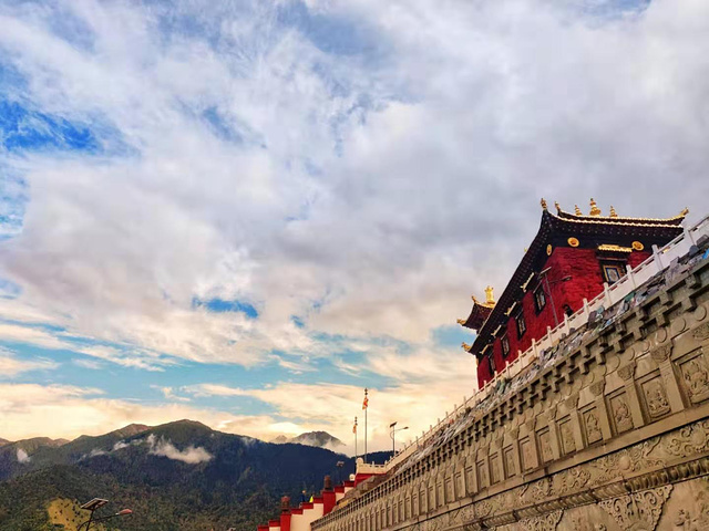 "...萨，此菩萨和布达拉宫及五台山的菩萨为同根三姐妹，导游说很多去不了拉萨的藏民也把这里当作朝拜圣地_观音桥"的评论图片