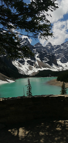 "不远处的梦莲湖，感觉比露易丝海拔高一点儿，水是那种莹绿色应该是某种矿物质含量很高，雪线直抵湖面..._莫兰湖"的评论图片
