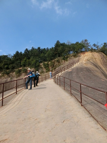 "高椅岭是一个绝对值得一去再去的好地方，经典的丹霞地貌，山水犬牙交错，奇形怪状，不是鬼斧神工，而..._高椅岭旅游区"的评论图片