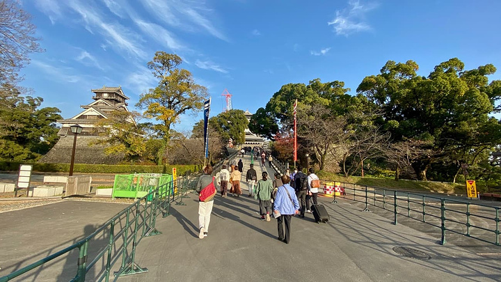 "熊本城还在紧锣密鼓地修复中，虽然还不能进入天守阁参观，但已经可以步行到熊本城的外围近距离观赏_熊本城"的评论图片