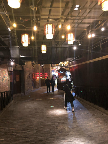 "上海浦东世纪汇商场的地下2楼真的是很值得去逛一次的，这里是以老上海风情为元素，可以看到老上海的..._1192弄老上海风情街(世纪汇广场店)"的评论图片